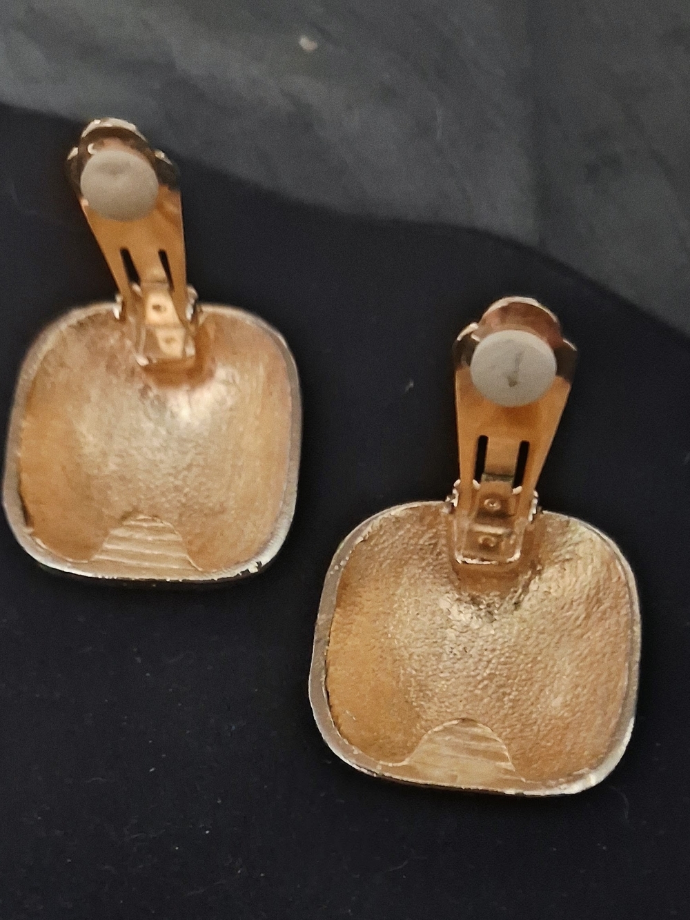 Vintage Gold Tone Textured Square Ribbed Clip On Earrings - Picture 4 of 7